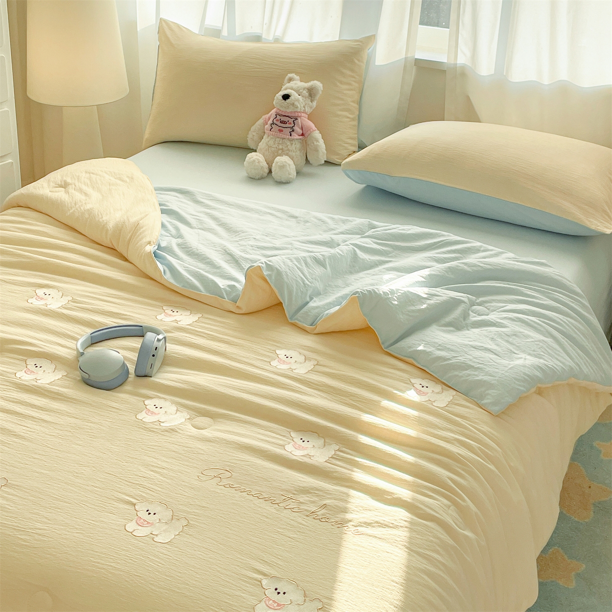 91家纺网 家纺一手货源 找家纺 盛秋家纺 2026新款皱皱纱散点绣夏被-妮可 小狗奶昔白