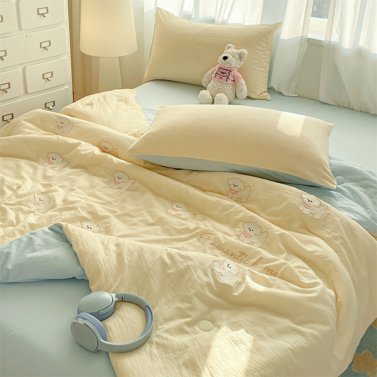 91家纺网 家纺一手货源 找家纺 盛秋家纺 2026新款皱皱纱散点绣夏被-妮可 小狗奶昔白