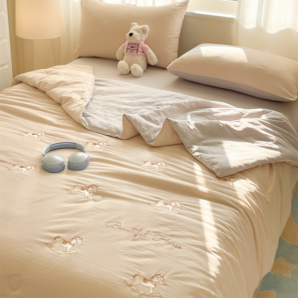 91家纺网 家纺一手货源 找家纺 盛秋家纺 2026新款皱皱纱散点绣夏被-妮可 小马梧桐杏