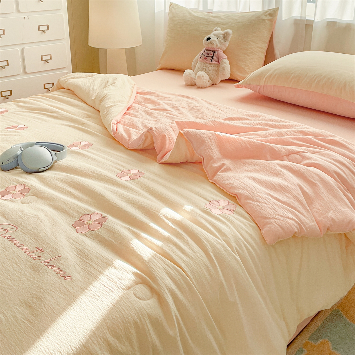 91家纺网 家纺一手货源 找家纺 盛秋家纺 2026新款皱皱纱散点绣夏被-妮可 花朵奶昔白