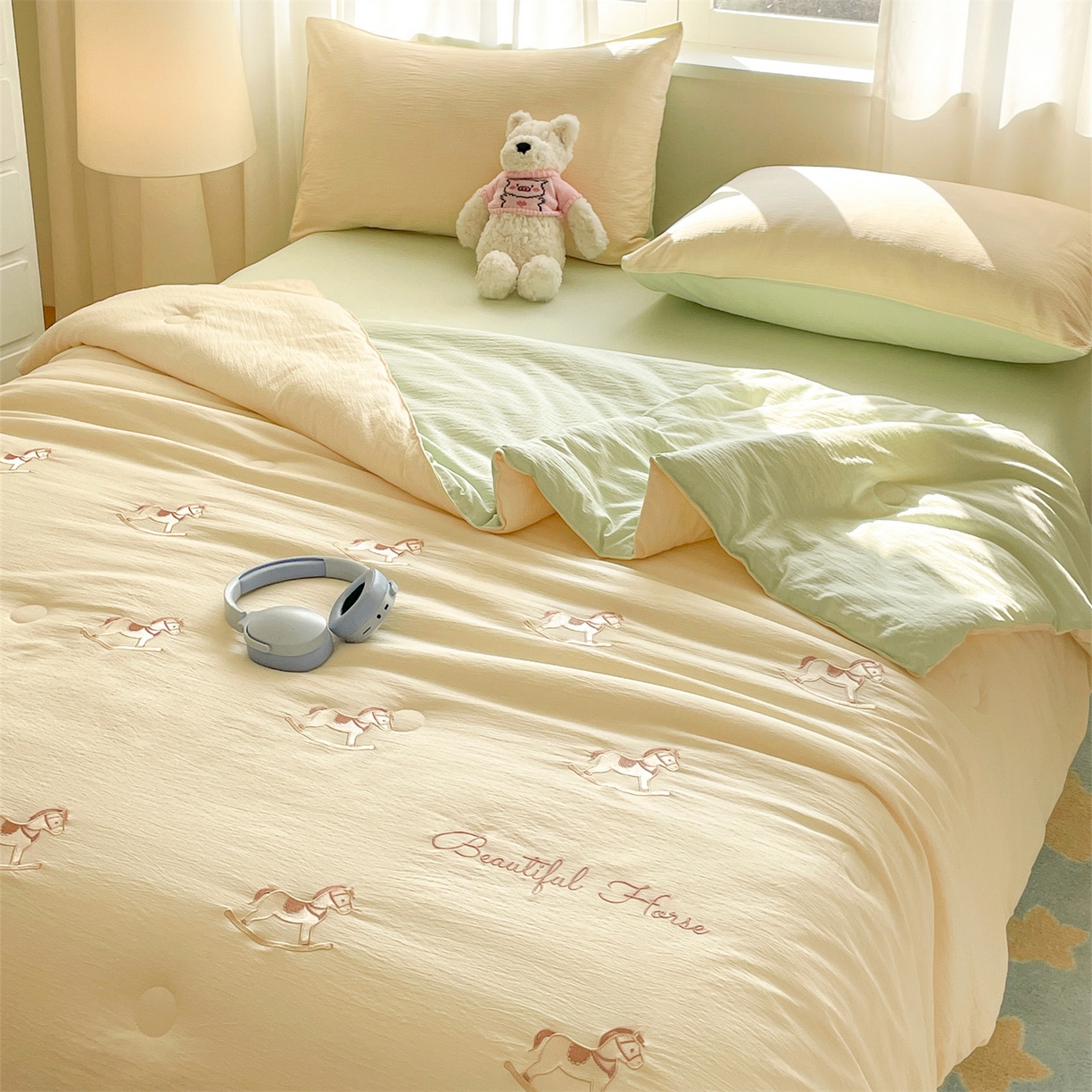 91家纺网 家纺一手货源 找家纺 盛秋家纺 2026新款皱皱纱散点绣夏被-妮可 小马奶黄