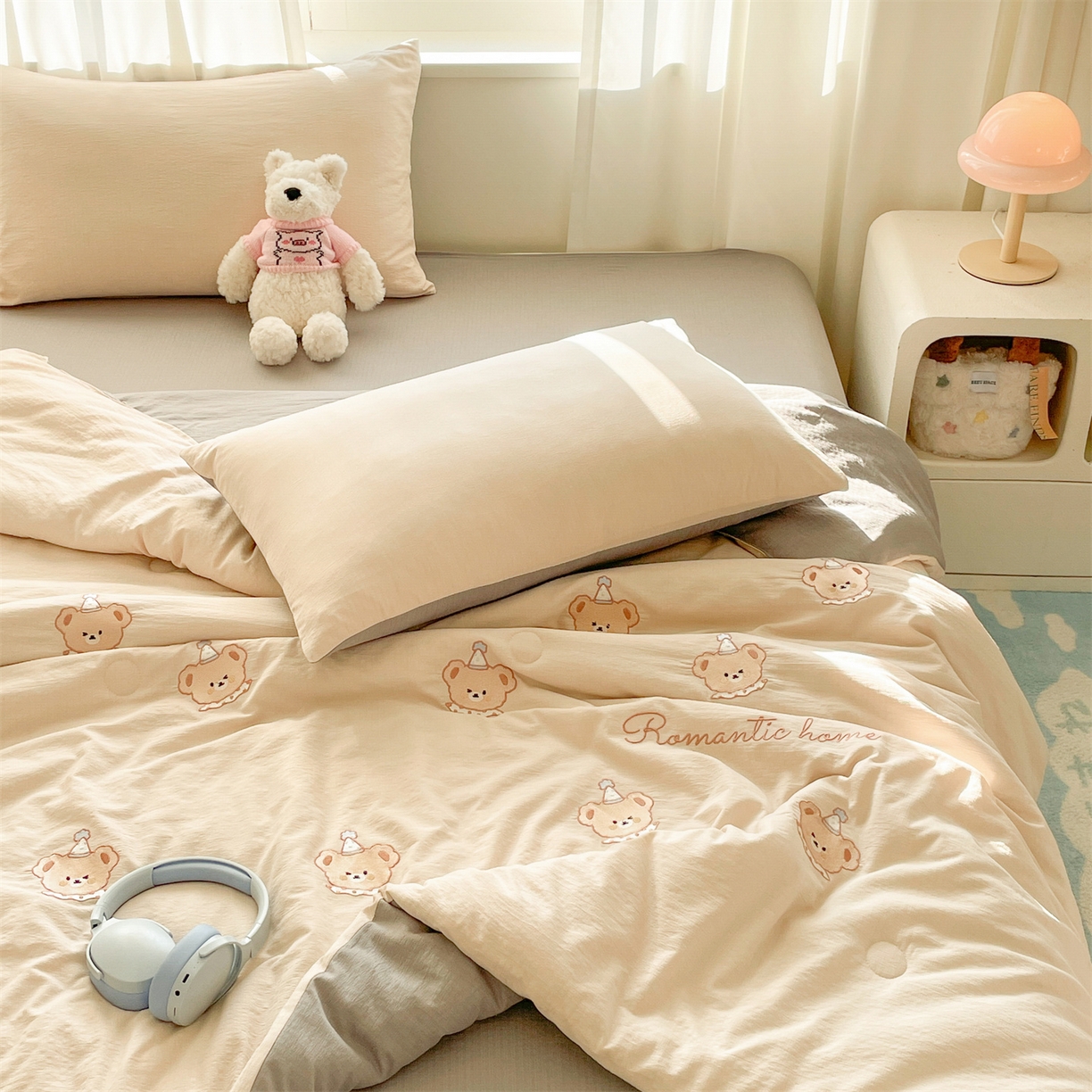 91家纺网 家纺一手货源 找家纺 盛秋家纺 2026新款皱皱纱散点绣夏被-妮可 小熊梧桐杏