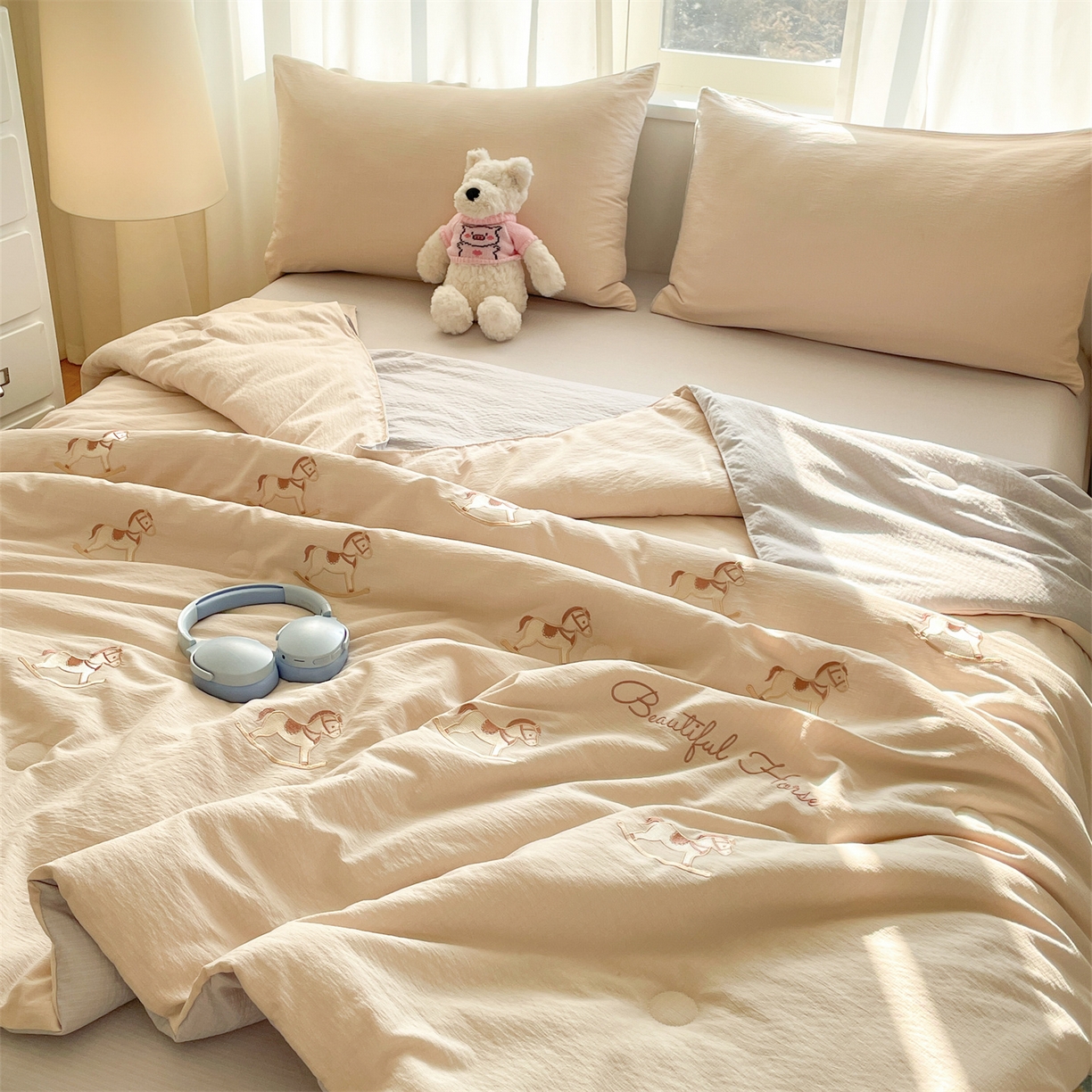 91家纺网 家纺一手货源 找家纺 盛秋家纺 2026新款皱皱纱散点绣夏被-妮可 小马梧桐杏