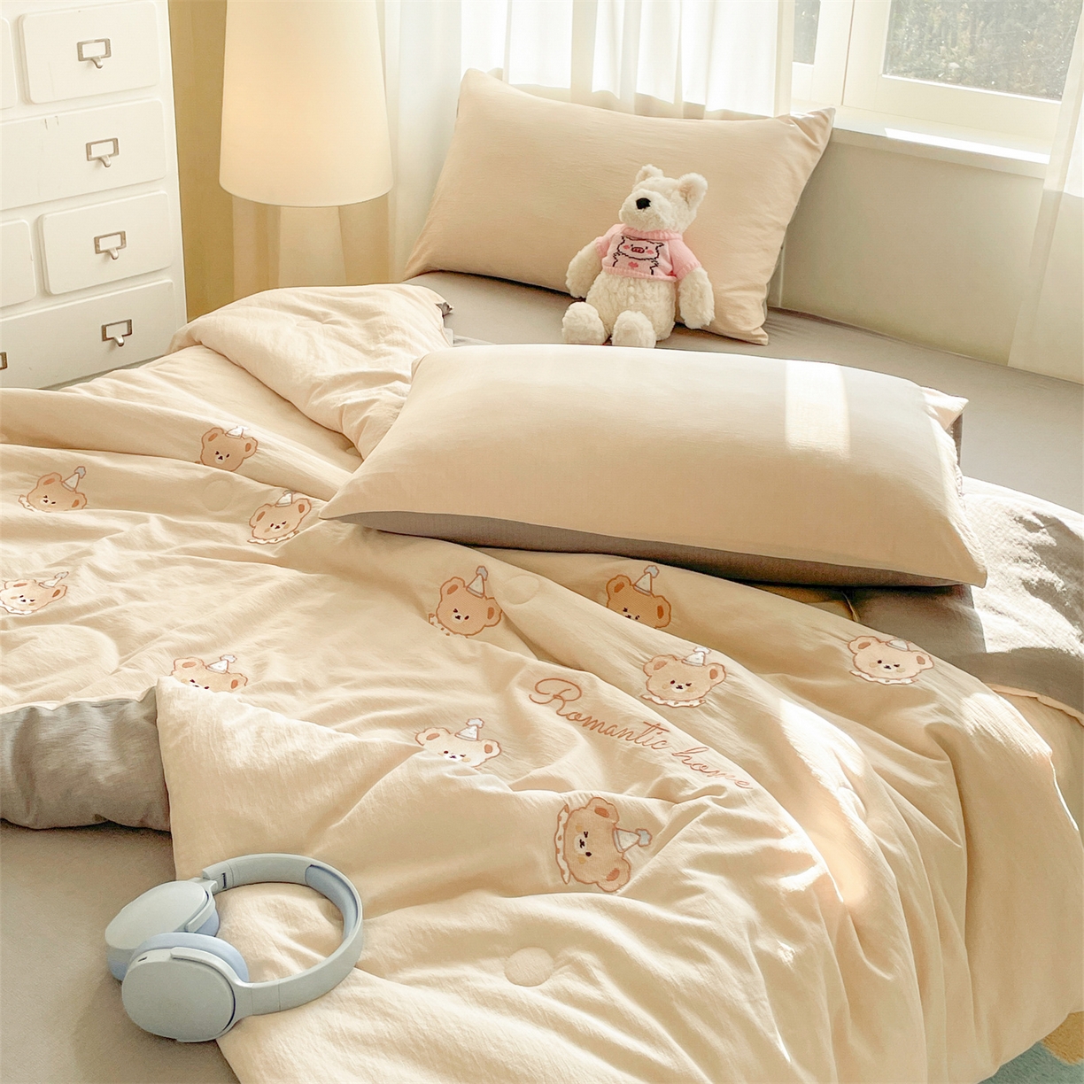 91家纺网 家纺一手货源 找家纺 盛秋家纺 2026新款皱皱纱散点绣夏被-妮可 小熊梧桐杏