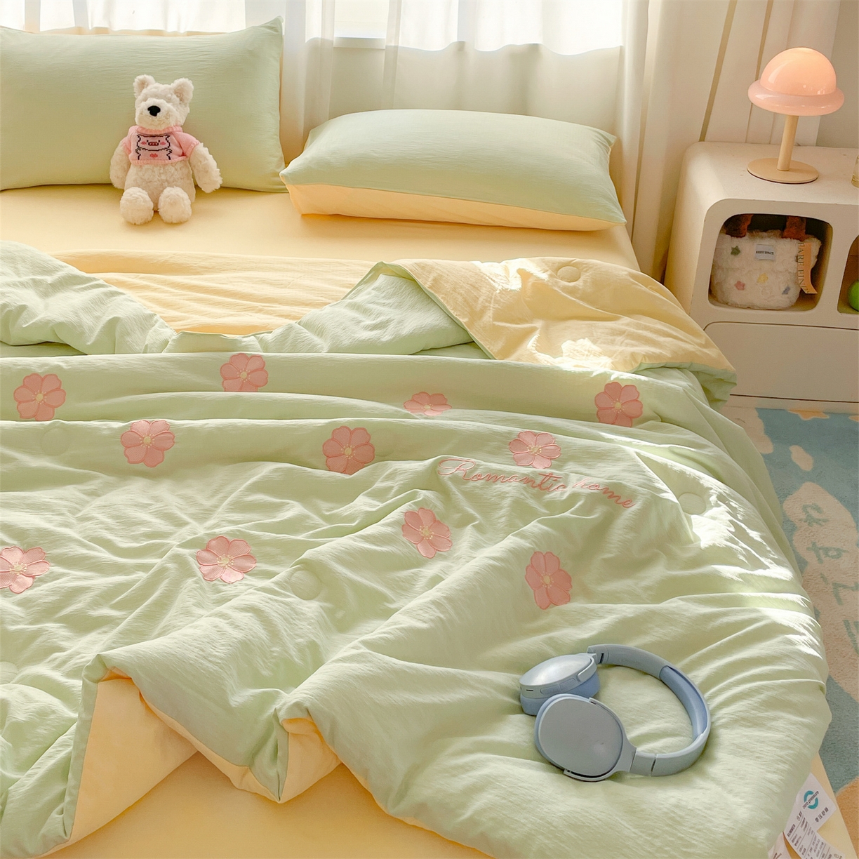 91家纺网 家纺一手货源 找家纺 盛秋家纺 2026新款皱皱纱散点绣夏被-妮可 花朵清新绿