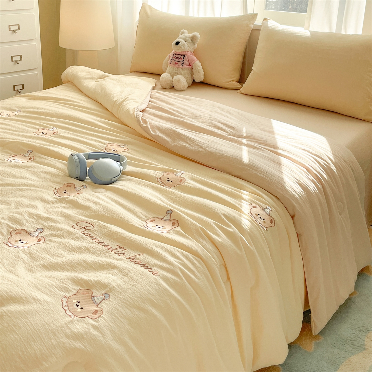 91家纺网 家纺一手货源 找家纺 盛秋家纺 2026新款皱皱纱散点绣夏被-妮可 小熊奶昔白