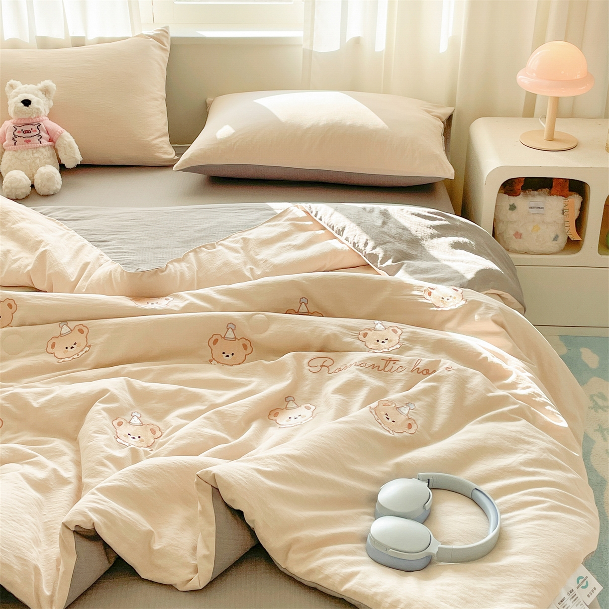 91家纺网 家纺一手货源 找家纺 盛秋家纺 2026新款皱皱纱散点绣夏被-妮可 小熊梧桐杏