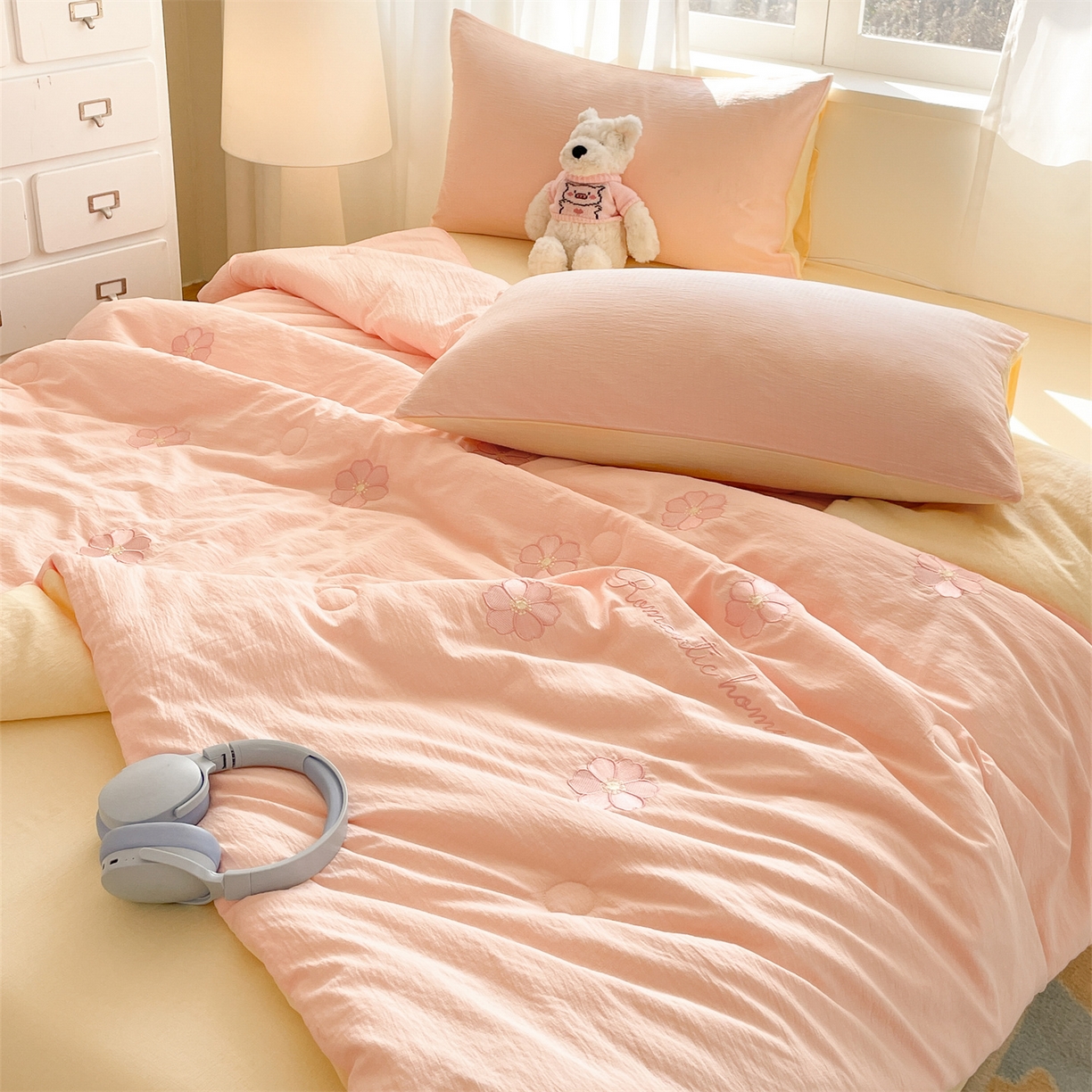 91家纺网 家纺一手货源 找家纺 盛秋家纺 2026新款皱皱纱散点绣夏被-妮可 花朵奶油粉