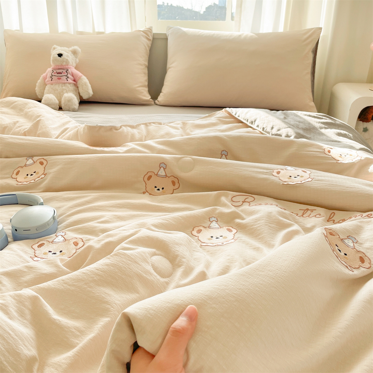 91家纺网 家纺一手货源 找家纺 盛秋家纺 2026新款皱皱纱散点绣夏被-妮可 小熊梧桐杏