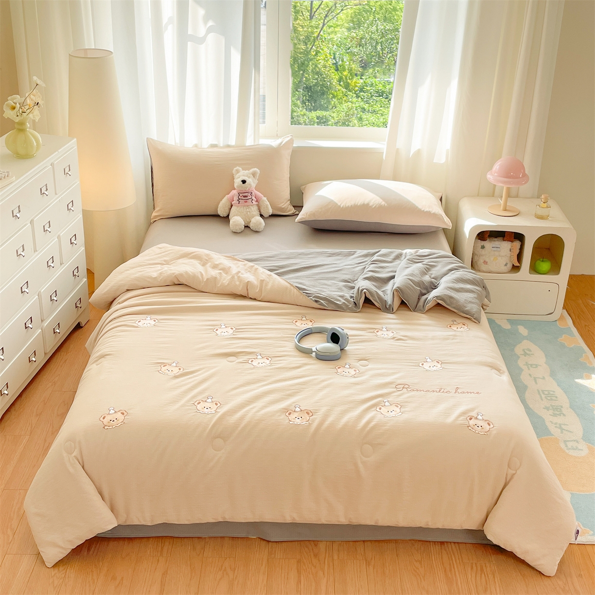 91家纺网 家纺一手货源 找家纺 盛秋家纺 2026新款皱皱纱散点绣夏被-妮可 小熊梧桐杏