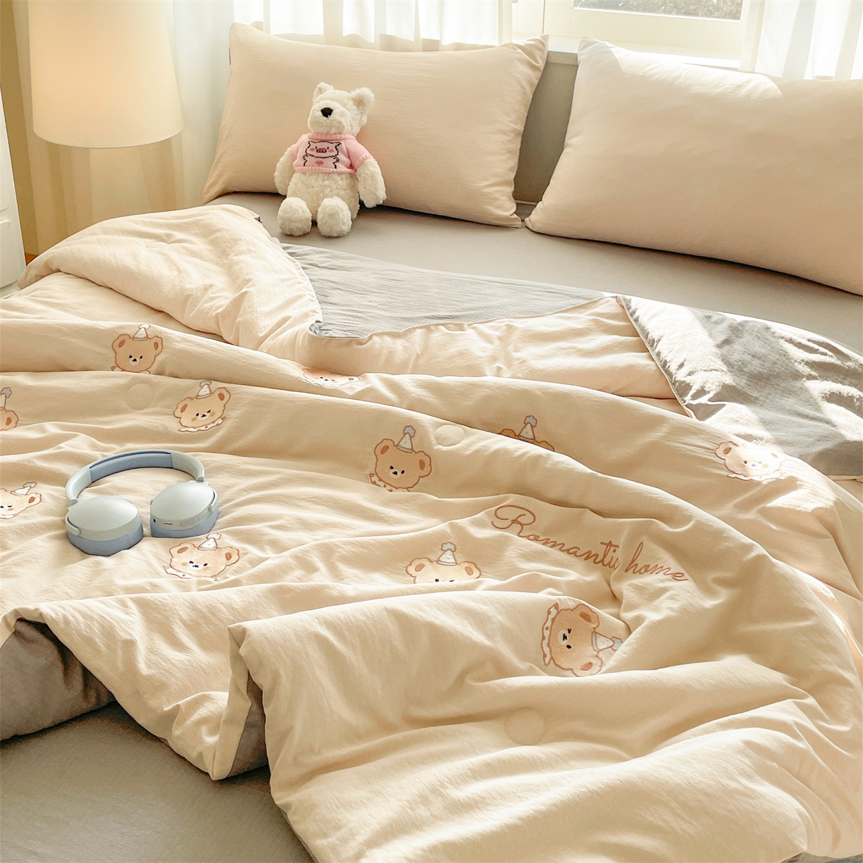 91家纺网 家纺一手货源 找家纺 盛秋家纺 2026新款皱皱纱散点绣夏被-妮可 小熊梧桐杏