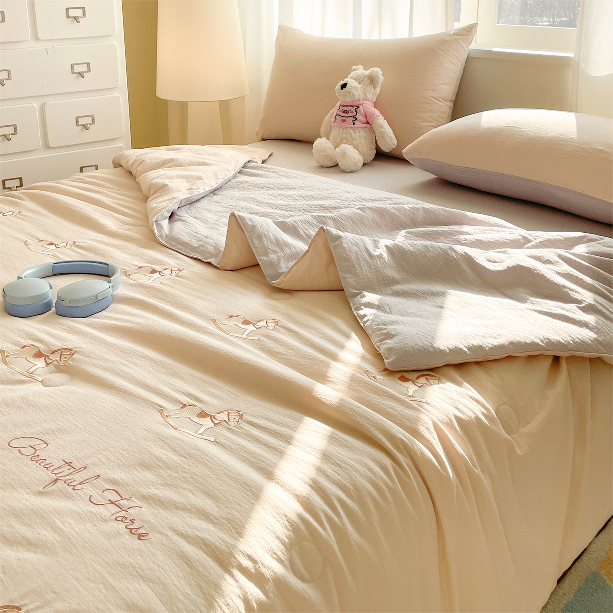 91家纺网 家纺一手货源 找家纺 盛秋家纺 2026新款皱皱纱散点绣夏被-妮可 小马梧桐杏