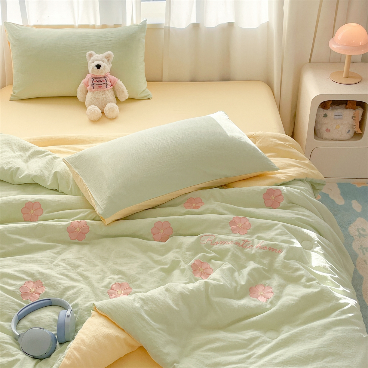 91家纺网 家纺一手货源 找家纺 盛秋家纺 2026新款皱皱纱散点绣夏被-妮可 花朵清新绿