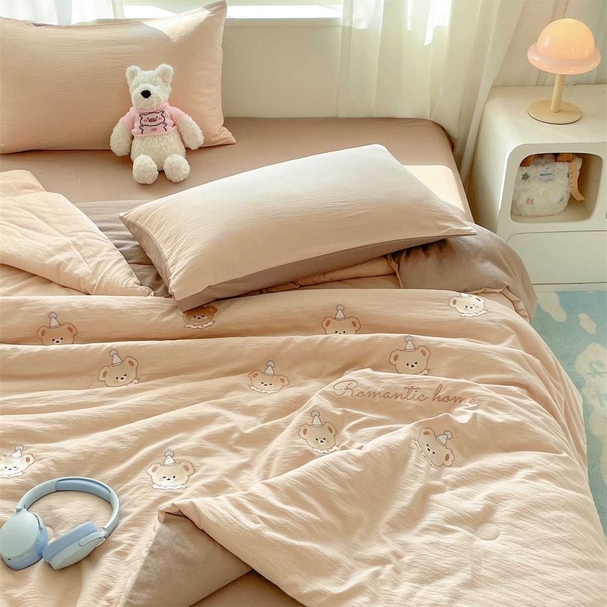 91家纺网 家纺一手货源 找家纺 盛秋家纺 2026新款皱皱纱散点绣夏被-妮可 小熊米驼