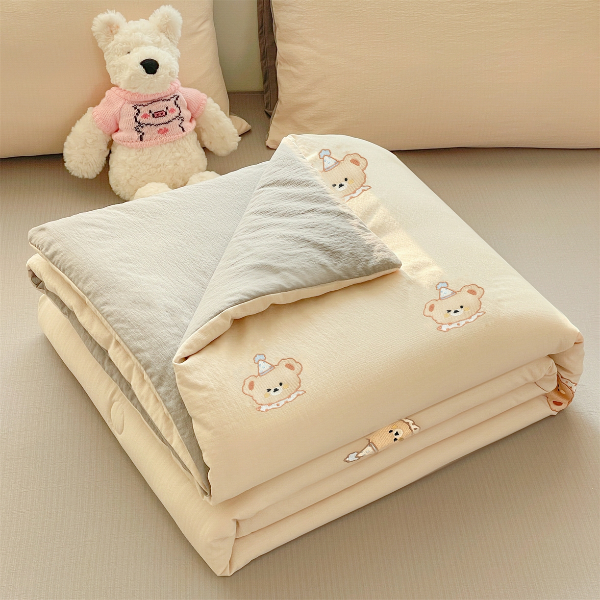 盛秋家纺 2026新款皱皱纱散点绣夏被-妮可 小熊梧桐杏