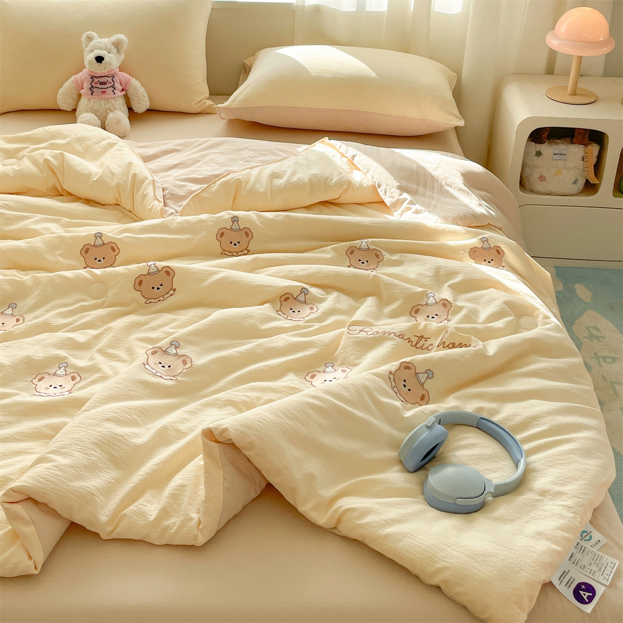 91家纺网 家纺一手货源 找家纺 盛秋家纺 2026新款皱皱纱散点绣夏被-妮可 小熊奶昔白