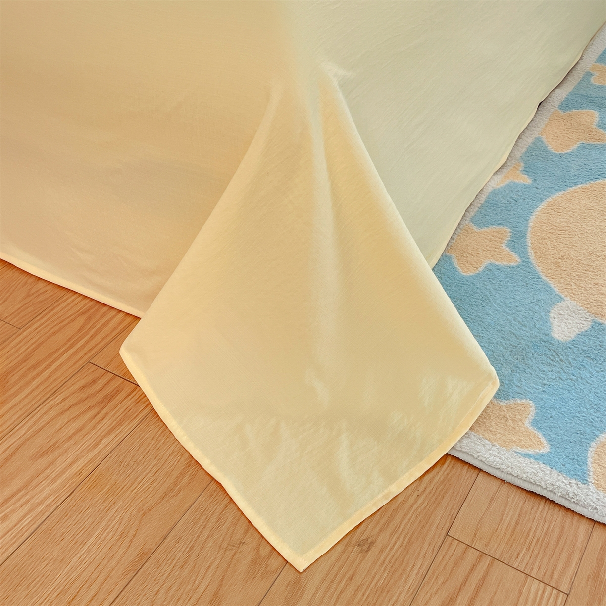 91家纺网 家纺一手货源 找家纺 盛秋家纺 2026新款皱皱纱散点绣夏被-妮可 花朵清新绿