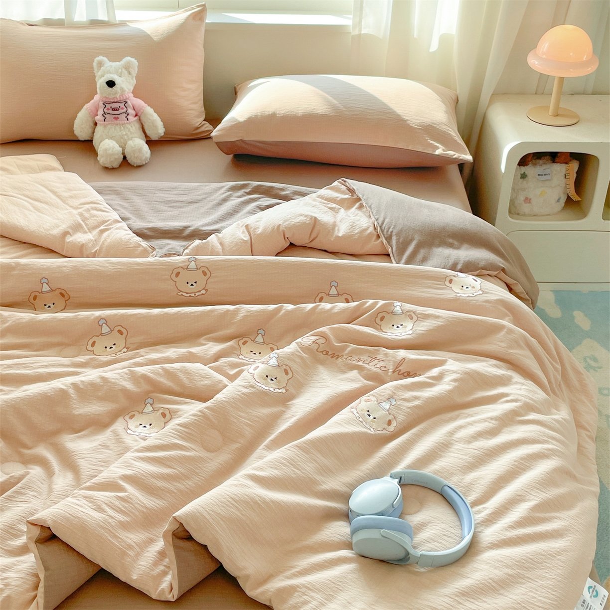 91家纺网 家纺一手货源 找家纺 盛秋家纺 2026新款皱皱纱散点绣夏被-妮可 小熊米驼