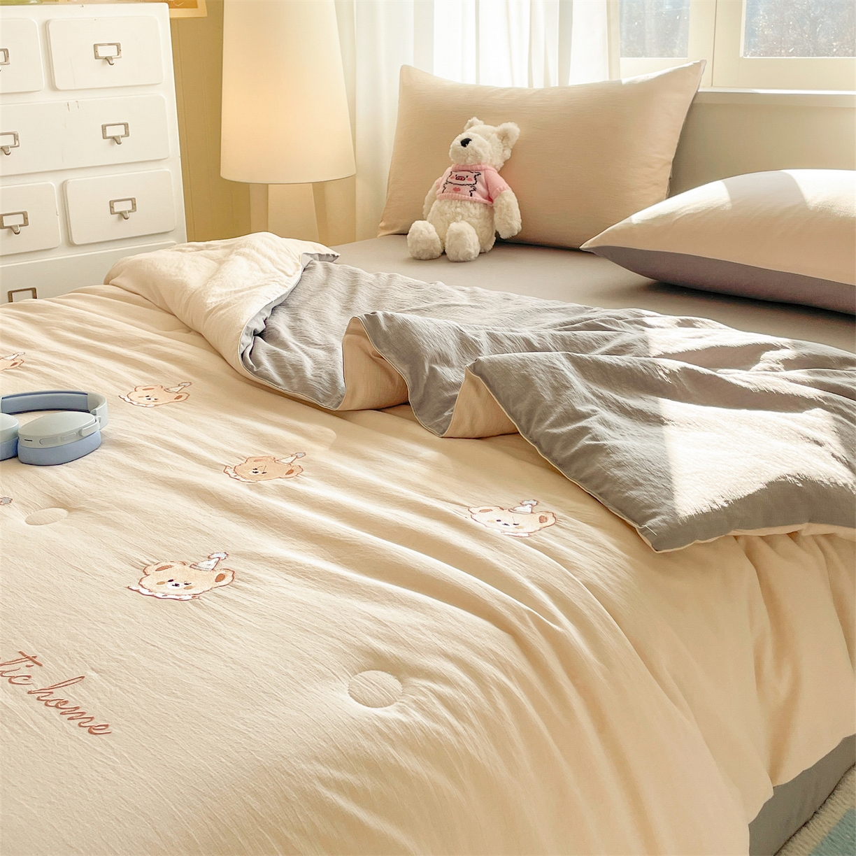 91家纺网 家纺一手货源 找家纺 盛秋家纺 2026新款皱皱纱散点绣夏被-妮可 小熊梧桐杏