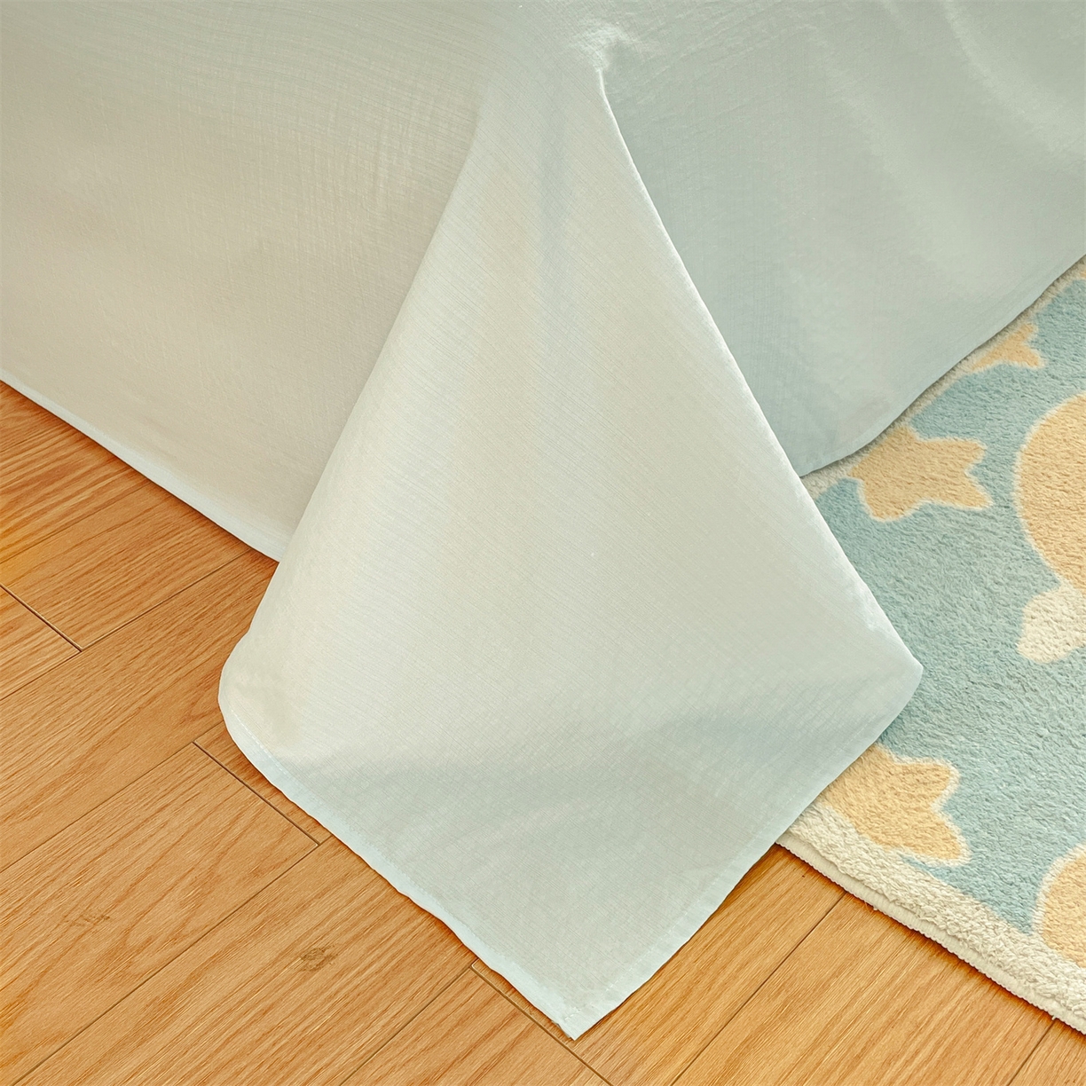 91家纺网 家纺一手货源 找家纺 盛秋家纺 2026新款皱皱纱散点绣夏被-妮可 小狗奶昔白