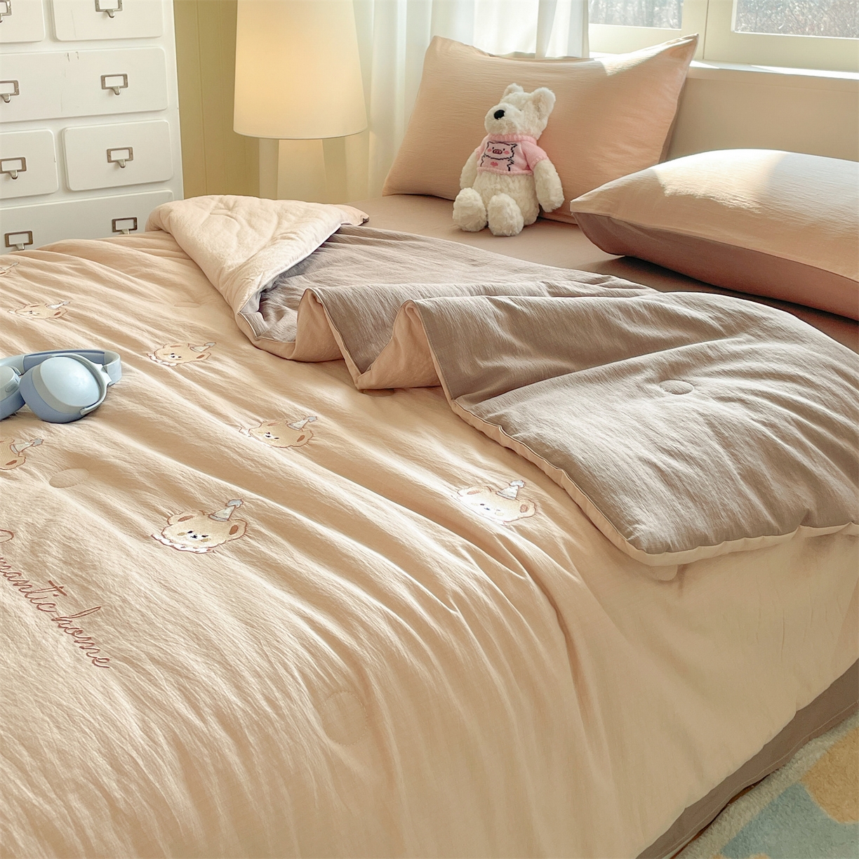 91家纺网 家纺一手货源 找家纺 盛秋家纺 2026新款皱皱纱散点绣夏被-妮可 小熊米驼