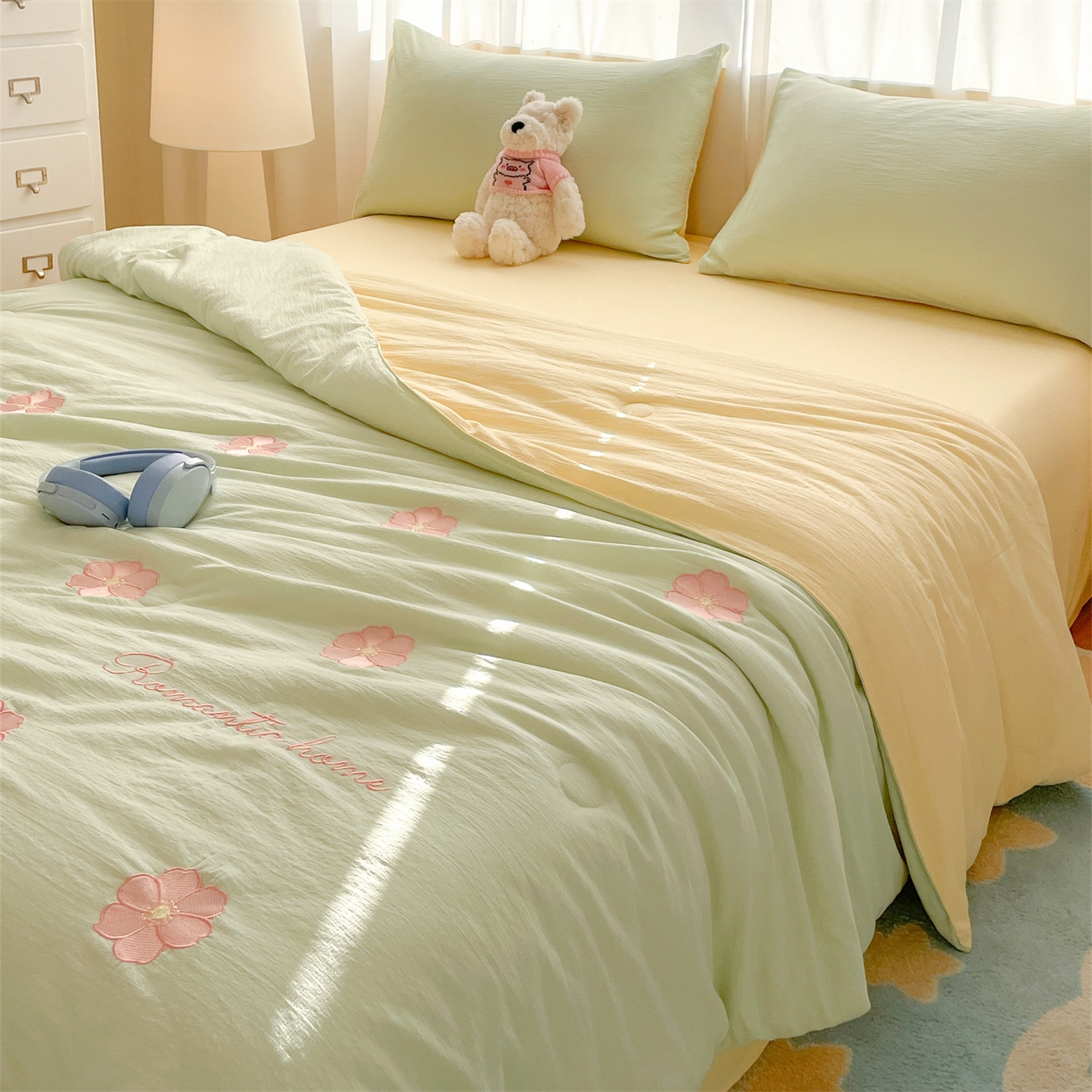 91家纺网 家纺一手货源 找家纺 盛秋家纺 2026新款皱皱纱散点绣夏被-妮可 花朵清新绿