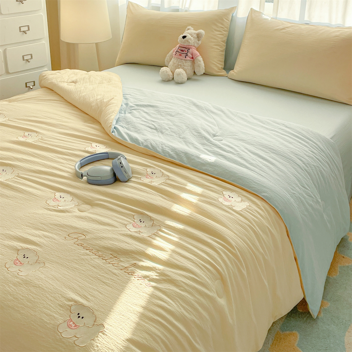 91家纺网 家纺一手货源 找家纺 盛秋家纺 2026新款皱皱纱散点绣夏被-妮可 小狗奶昔白