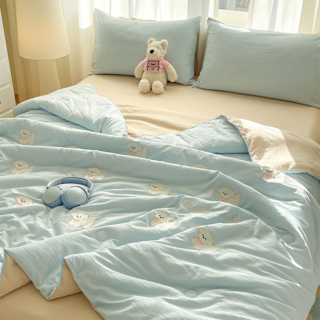 91家纺网 家纺一手货源 找家纺 盛秋家纺 2026新款皱皱纱散点绣夏被-妮可 小狗天空蓝