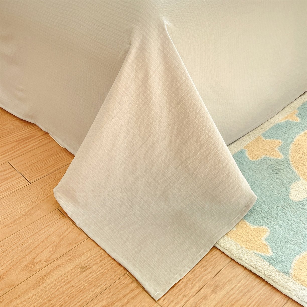 91家纺网 家纺一手货源 找家纺 盛秋家纺 2026新款皱皱纱散点绣夏被-妮可 小马梧桐杏