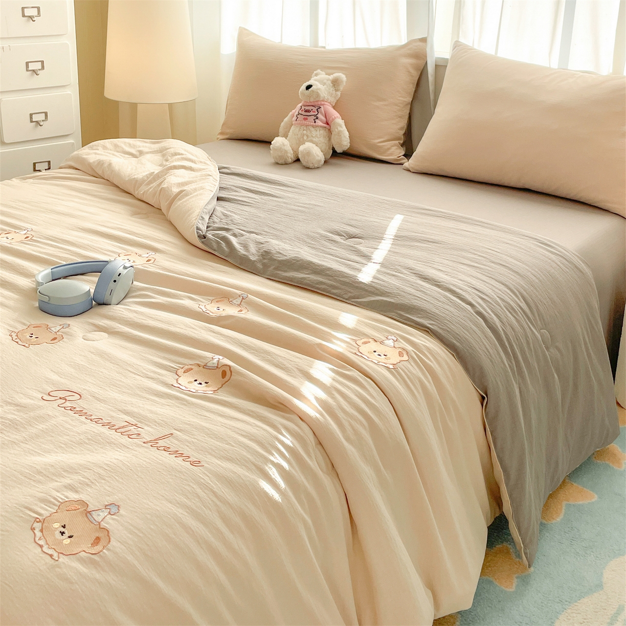 91家纺网 家纺一手货源 找家纺 盛秋家纺 2026新款皱皱纱散点绣夏被-妮可 小熊梧桐杏