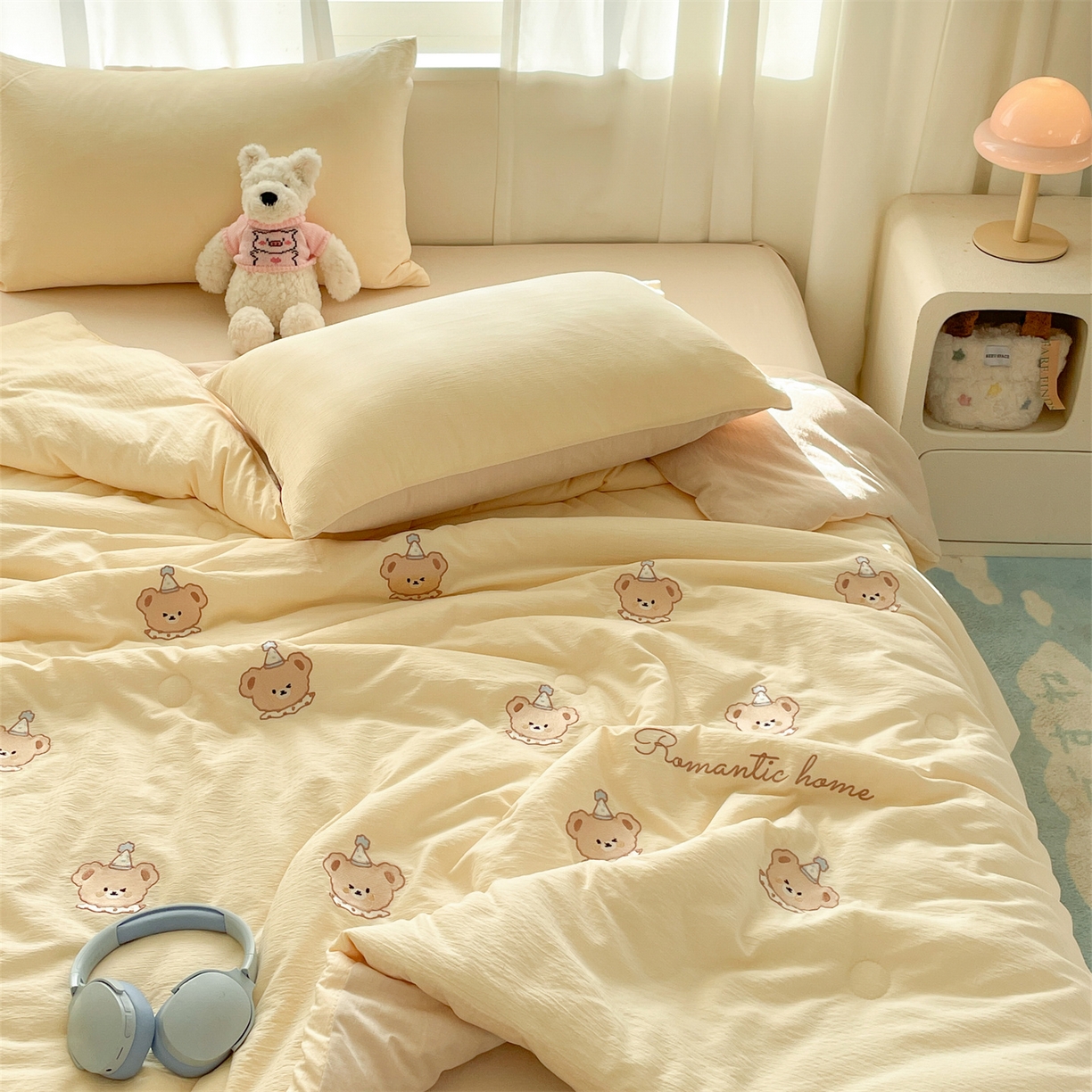 91家纺网 家纺一手货源 找家纺 盛秋家纺 2026新款皱皱纱散点绣夏被-妮可 小熊奶昔白