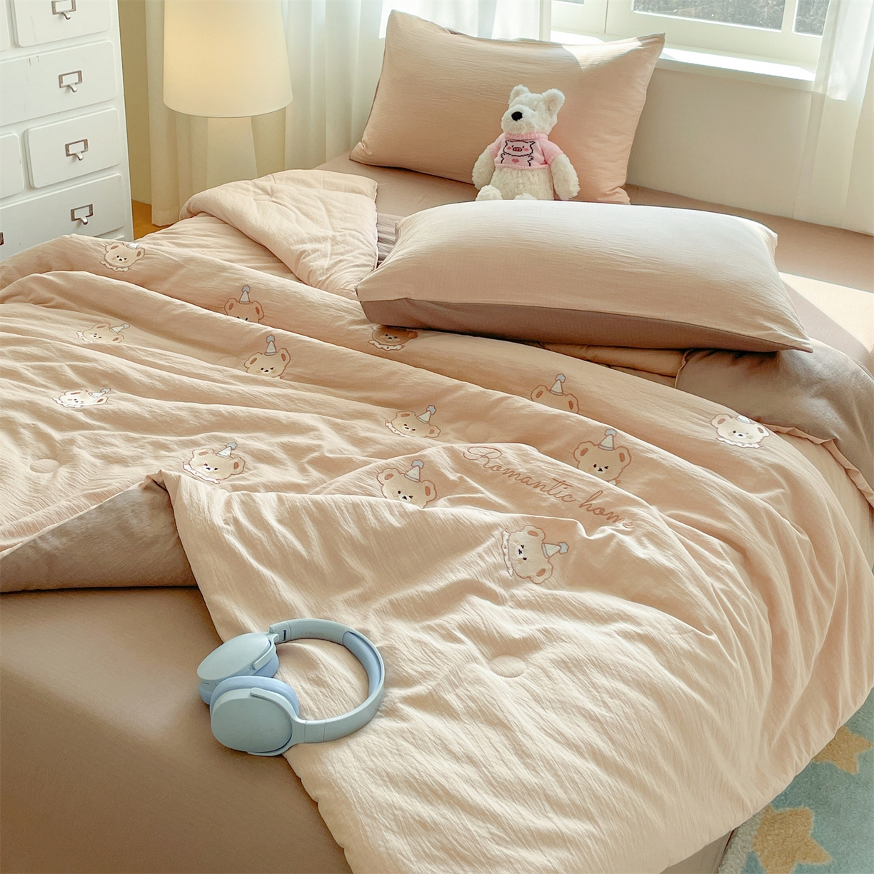 91家纺网 家纺一手货源 找家纺 盛秋家纺 2026新款皱皱纱散点绣夏被-妮可 小熊米驼