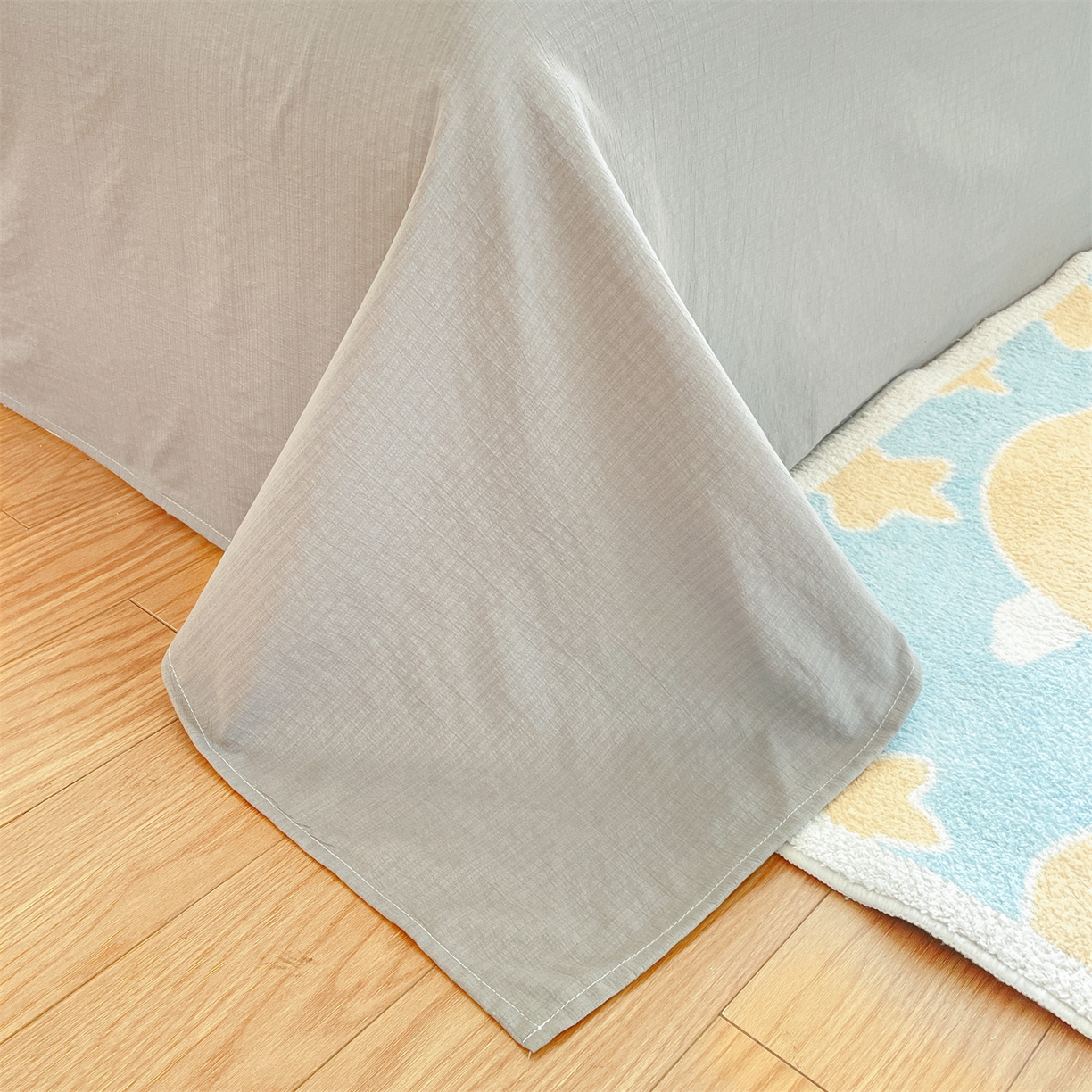 91家纺网 家纺一手货源 找家纺 盛秋家纺 2026新款皱皱纱散点绣夏被-妮可 腊肠狗山灰