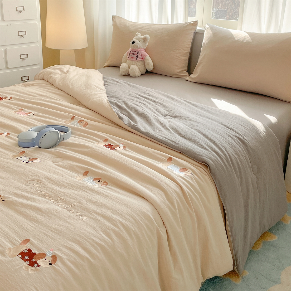 91家纺网 家纺一手货源 找家纺 盛秋家纺 2026新款皱皱纱散点绣夏被-妮可 腊肠狗梧桐杏