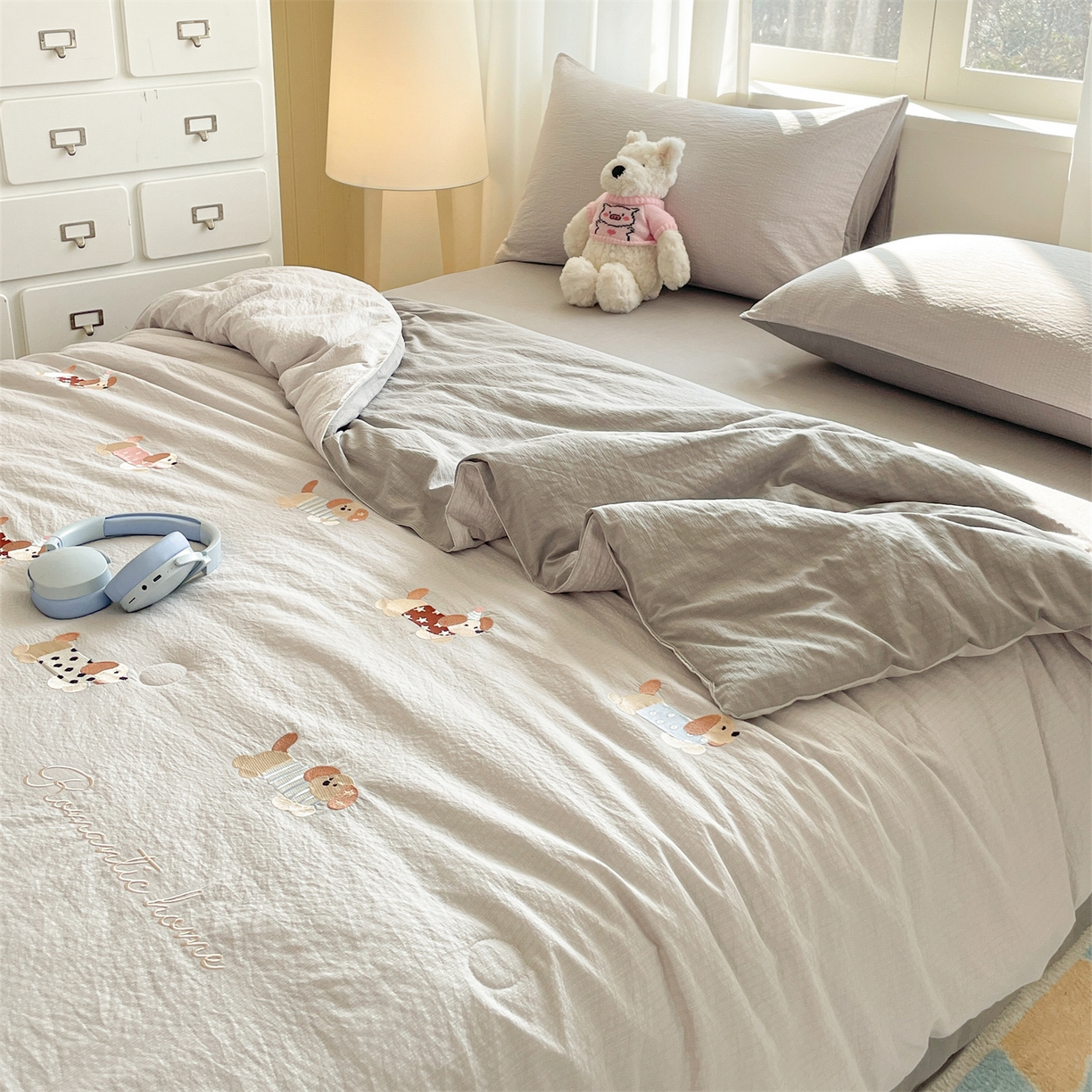 91家纺网 家纺一手货源 找家纺 盛秋家纺 2026新款皱皱纱散点绣夏被-妮可 腊肠狗山灰