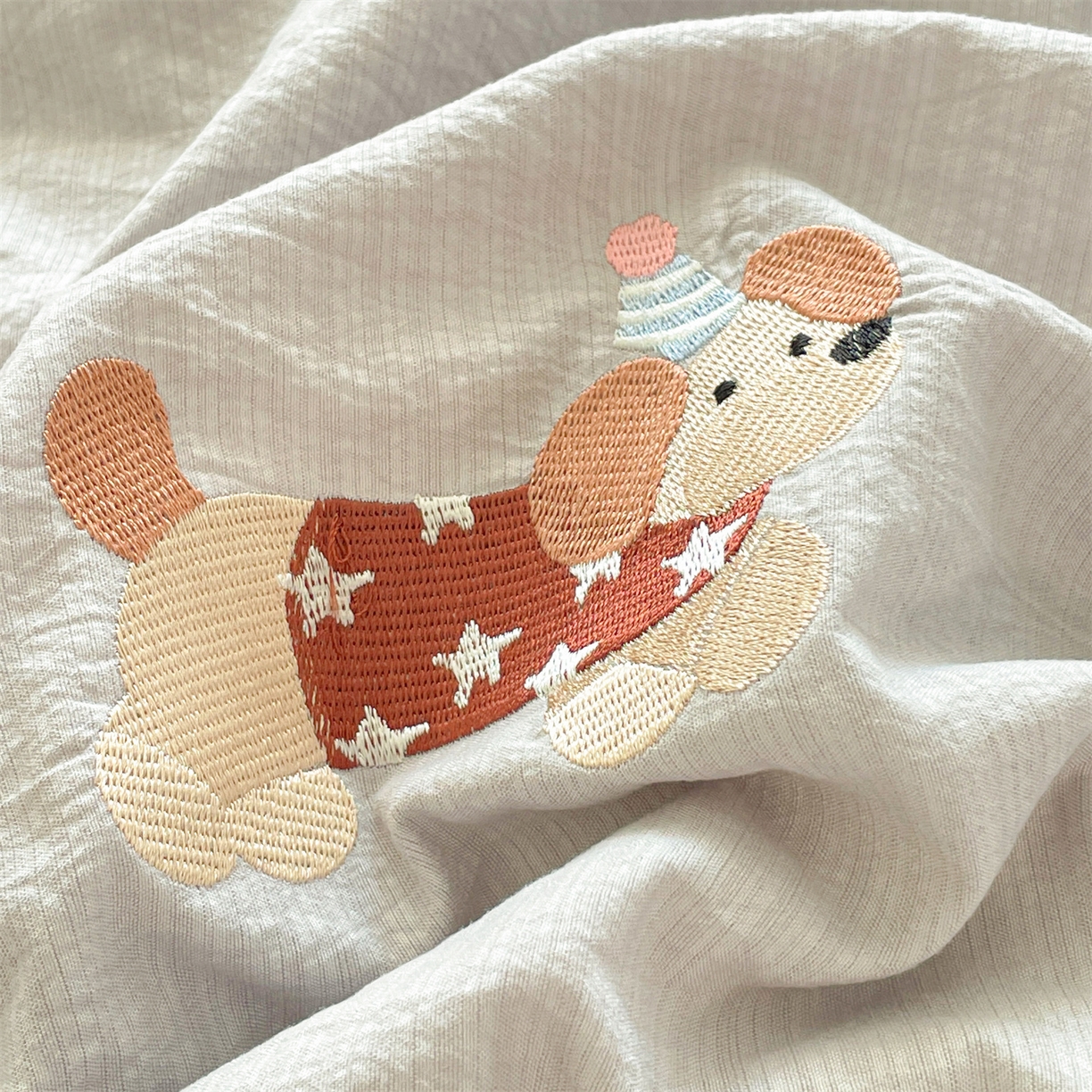 91家纺网 家纺一手货源 找家纺 盛秋家纺 2026新款皱皱纱散点绣夏被-妮可 腊肠狗山灰