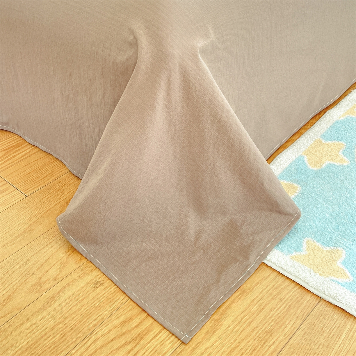 91家纺网 家纺一手货源 找家纺 盛秋家纺 2026新款皱皱纱散点绣夏被-妮可 小熊米驼