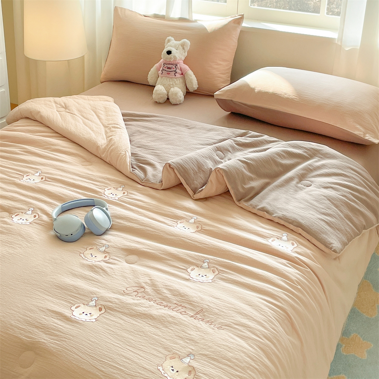 91家纺网 家纺一手货源 找家纺 盛秋家纺 2026新款皱皱纱散点绣夏被-妮可 小熊米驼