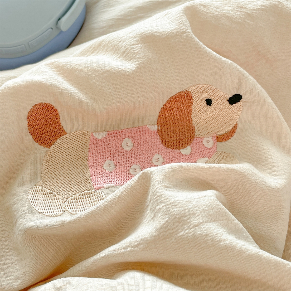 91家纺网 家纺一手货源 找家纺 盛秋家纺 2026新款皱皱纱散点绣夏被-妮可 腊肠狗梧桐杏