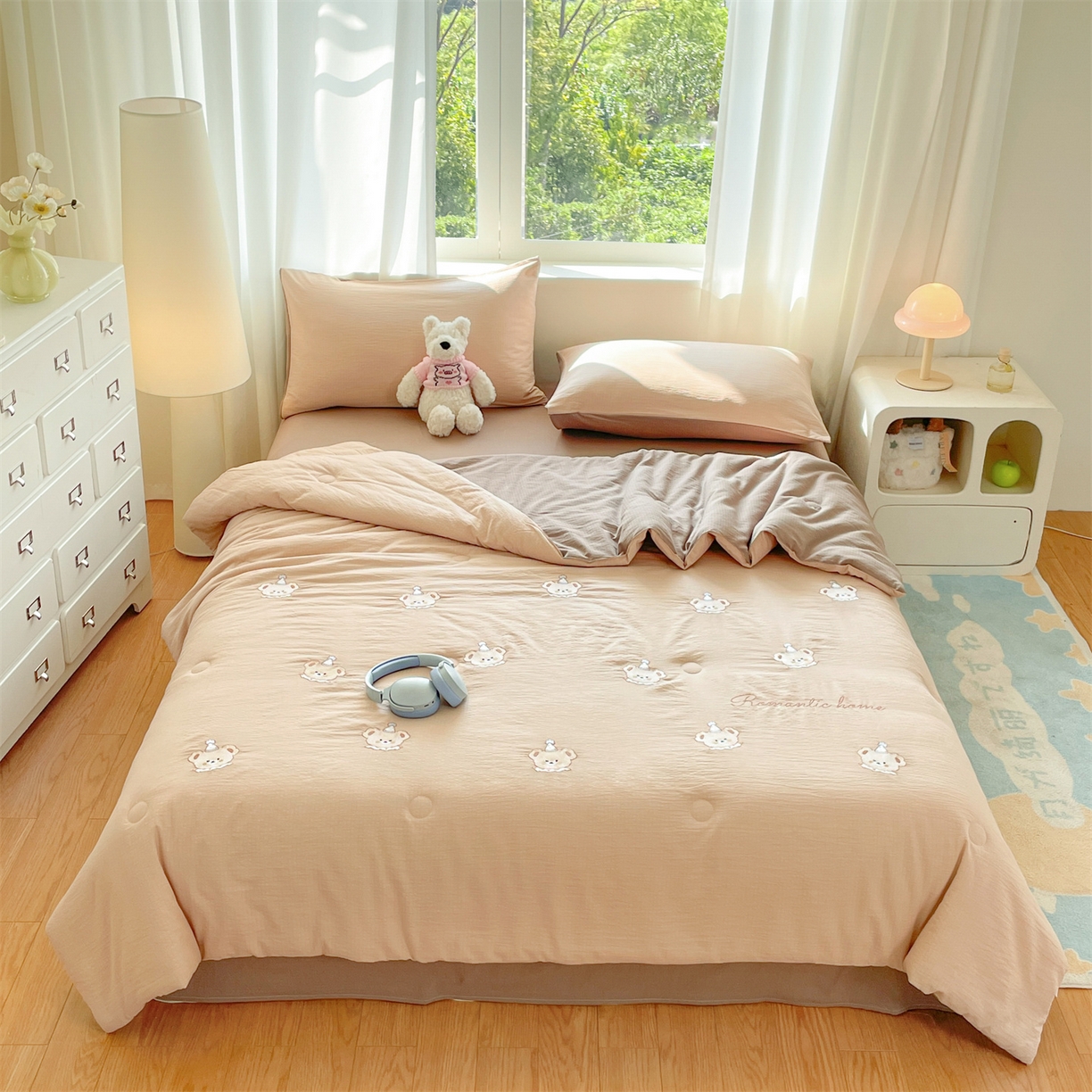 91家纺网 家纺一手货源 找家纺 盛秋家纺 2026新款皱皱纱散点绣夏被-妮可 小熊米驼