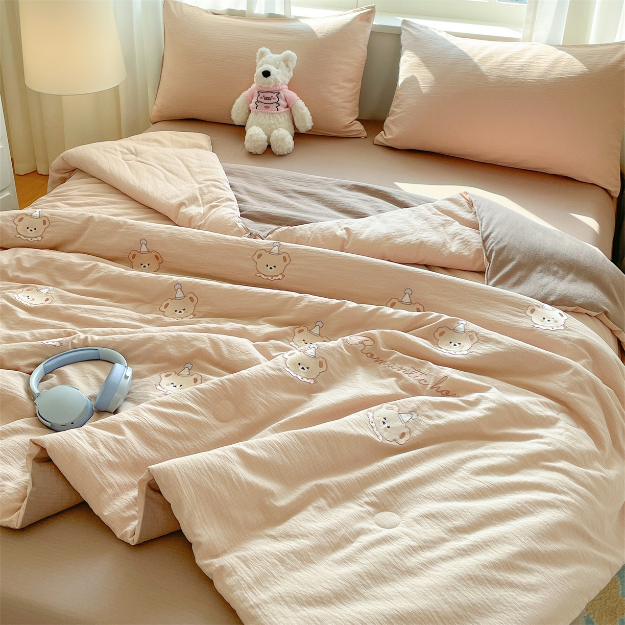 91家纺网 家纺一手货源 找家纺 盛秋家纺 2026新款皱皱纱散点绣夏被-妮可 小熊米驼