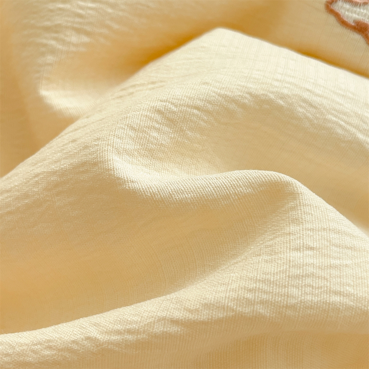 91家纺网 家纺一手货源 找家纺 盛秋家纺 2026新款皱皱纱散点绣夏被-妮可 小熊奶昔白