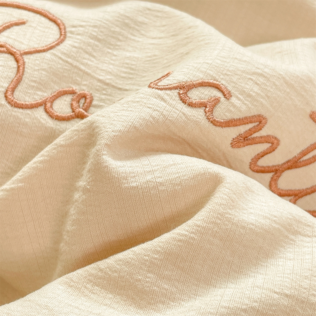 91家纺网 家纺一手货源 找家纺 盛秋家纺 2026新款皱皱纱散点绣夏被-妮可 小熊梧桐杏