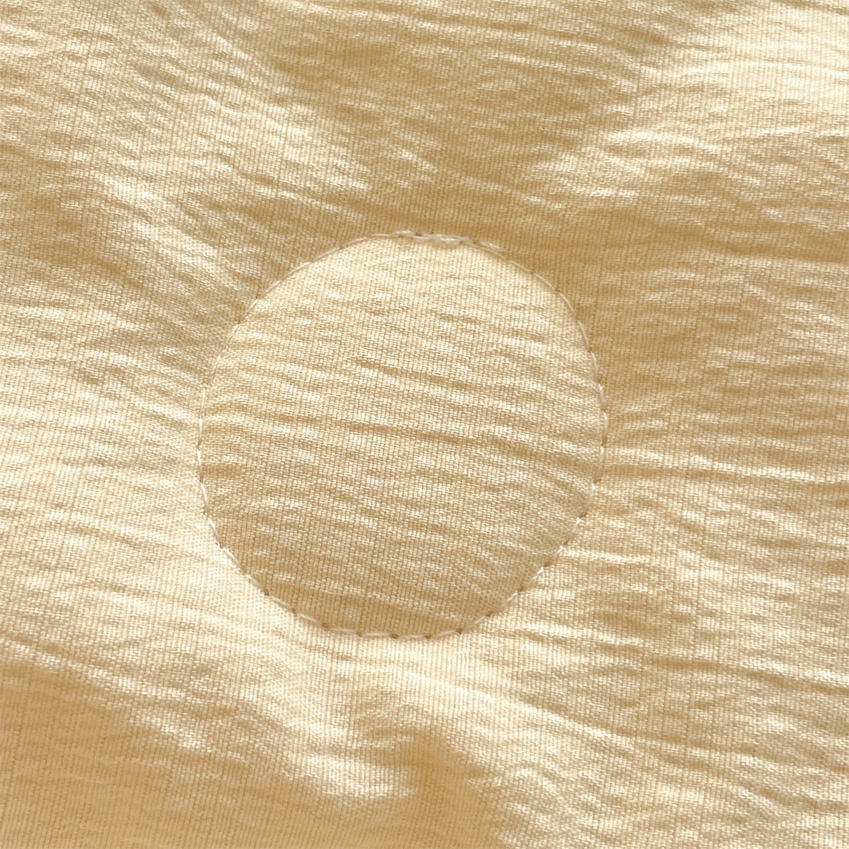 91家纺网 家纺一手货源 找家纺 盛秋家纺 2026新款皱皱纱散点绣夏被-妮可 小熊奶昔白