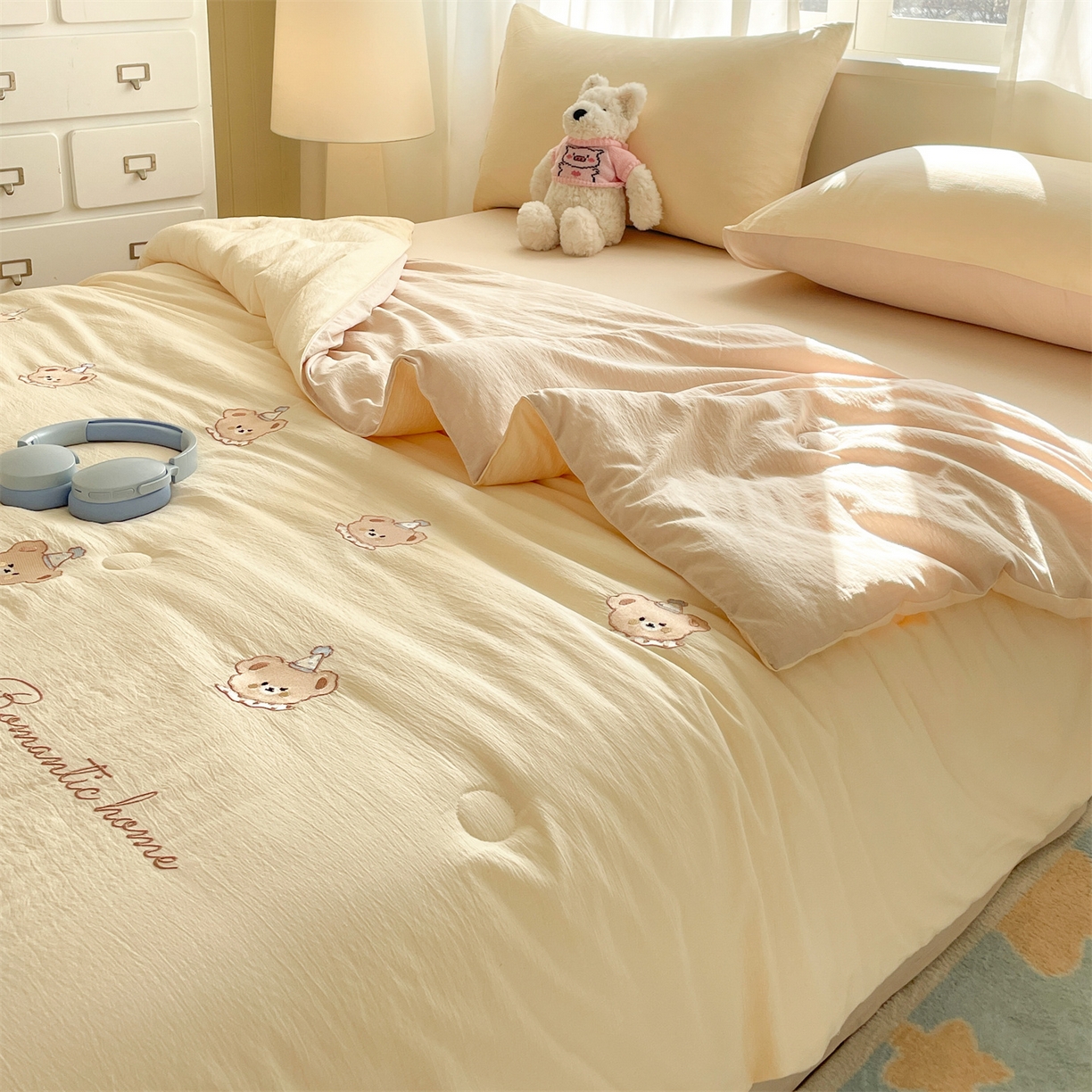 91家纺网 家纺一手货源 找家纺 盛秋家纺 2026新款皱皱纱散点绣夏被-妮可 小熊奶昔白