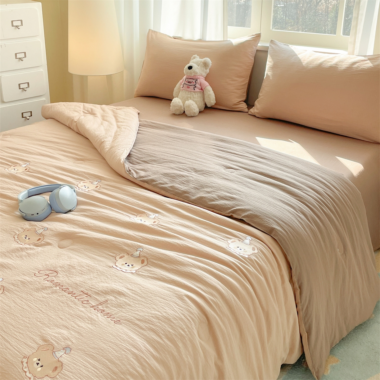 91家纺网 家纺一手货源 找家纺 盛秋家纺 2026新款皱皱纱散点绣夏被-妮可 小熊米驼