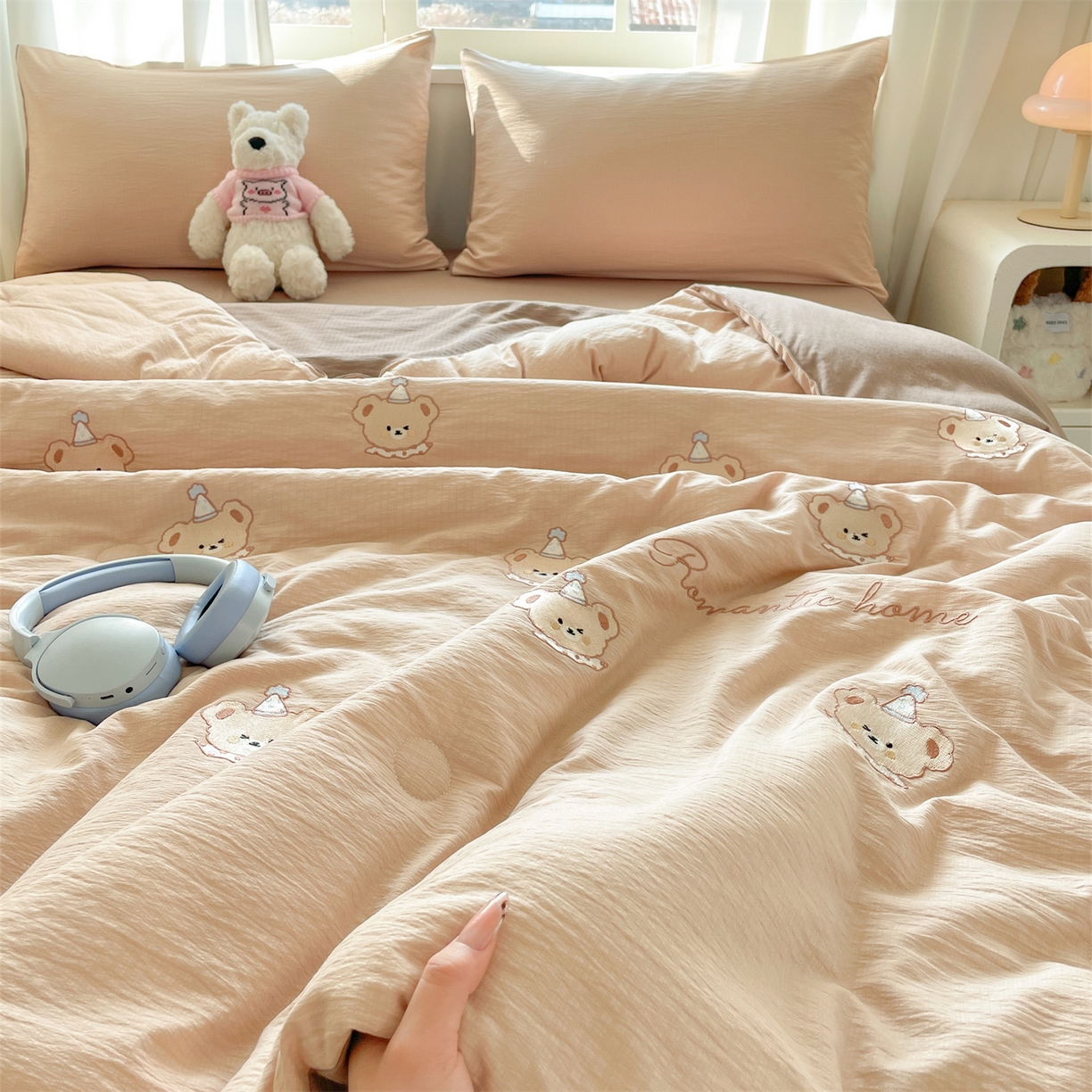 91家纺网 家纺一手货源 找家纺 盛秋家纺 2026新款皱皱纱散点绣夏被-妮可 小熊米驼