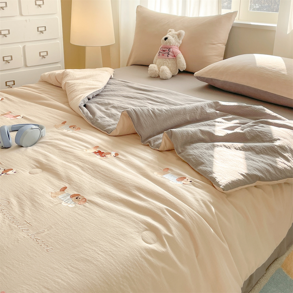 91家纺网 家纺一手货源 找家纺 盛秋家纺 2026新款皱皱纱散点绣夏被-妮可 腊肠狗梧桐杏