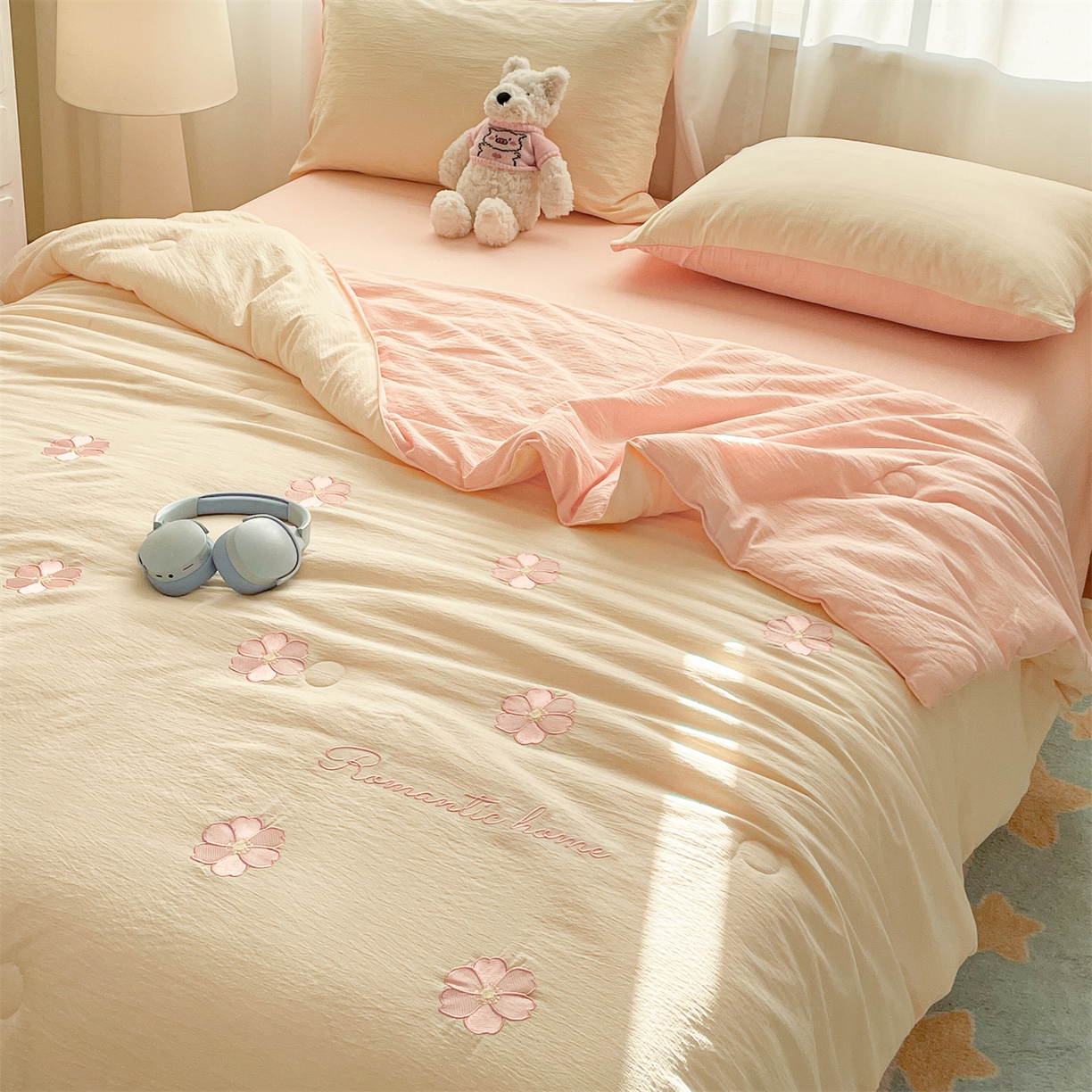 91家纺网 家纺一手货源 找家纺 盛秋家纺 2026新款皱皱纱散点绣夏被-妮可 花朵奶昔白