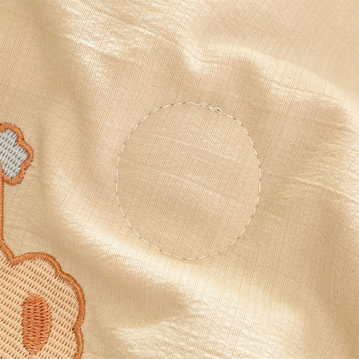 91家纺网 家纺一手货源 找家纺 盛秋家纺 2026新款皱皱纱散点绣夏被-妮可 小熊梧桐杏